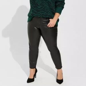 28 S • Torrid • Perfect Skinny Faux Leather Mid Rise Pant - Short